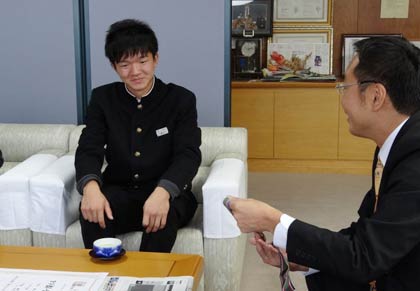  メダルを手に取ってみる国定市長