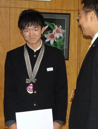  身長177センチの大橋君は国定市長と肩を並べる背の高さ
