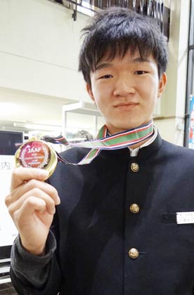  メダルを手に大橋君