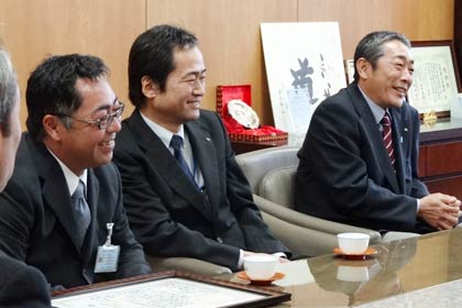 左から北本建設の大塚課長、大塚土木事業部長、北本社長