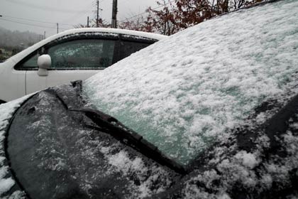 あっと言う間に車のフロントガラスには雪が積もって真っ白に