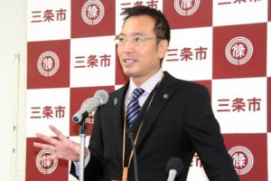 定例記者会見を行う国定三条市長