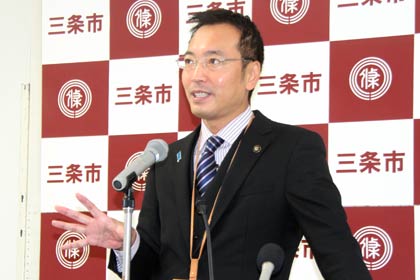 定例記者会見を行う国定三条市長