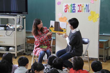  燕市立大関小学校で読書旬間行事として燕市の読み聞かせグループ「おはなしコロボックル」による特別読み聞かせ会