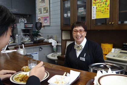  三条商工会議所でテナント営業の三条給食センター「サンミール」が曜日限定で始めたカレーライスの提供