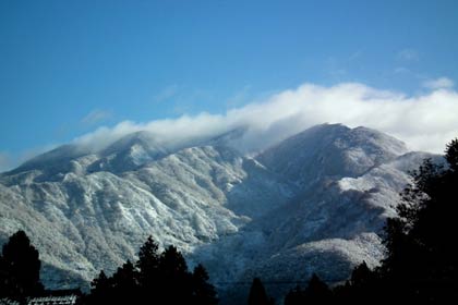 「しただブログ」に掲載された13日朝の冠雪した粟ヶ岳