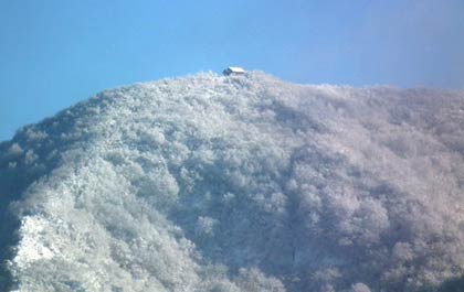  粟ヶ岳の山小屋も確認できる