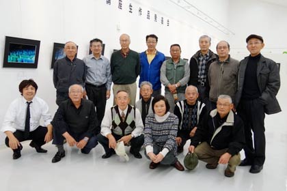 会場で山田昌男写真技法講座受講生の記念写真
