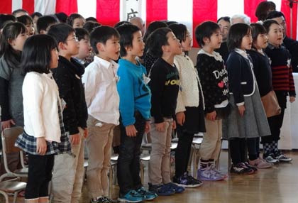  呼びかけを行う児童