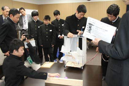  「創造アイデアロボットコンテスト」関東甲信越大会出場の燕北中学校ロボコン部の2チームが鈴木燕市長を訪問