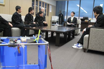 「創造アイデアロボットコンテスト」関東甲信越大会出場の燕北中学校ロボコン部の2チームが鈴木燕市長を訪問