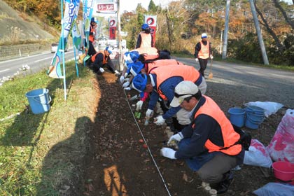 東日本大震災で被災した宮城県内で5回目のボランティアを行う三条信用金庫の職員13人