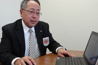 ボランティアのようすを話す人事教育部の渋谷恒夫次長