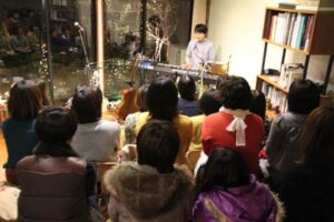 「ツバメコーヒー」のオープン1周年記念のライブ
