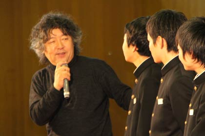 大島中学校で寺小屋授業を行う茂木健一郎さん