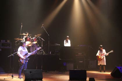  23日開かれた「Rock & Folk Festa 2013」、演奏しているのは燕中2年生女子4人がメンバーの「のんびりタイム」