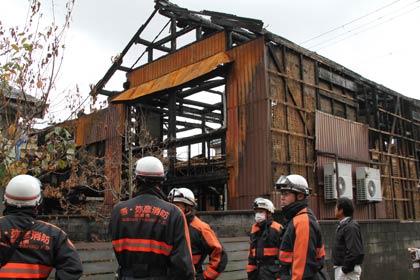 強風でトタンなどが飛ばされそうになり消防が出動した燕市南4の火事で全焼した建物