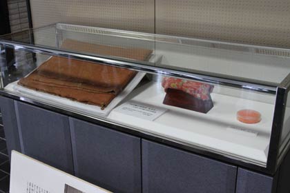 ＝展示物の河井継之助の遺品を公開、左から毛布、箱枕、こう薬