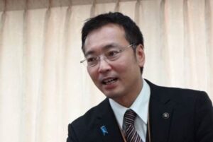 記者会見する国定勇人三条市長