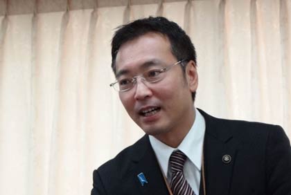 記者会見する国定勇人三条市長