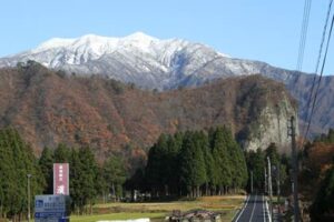 27日は晴れて下田郷は青空に白銀に輝く冠雪の粟ヶ岳と紅葉をまとった八木ヶ鼻