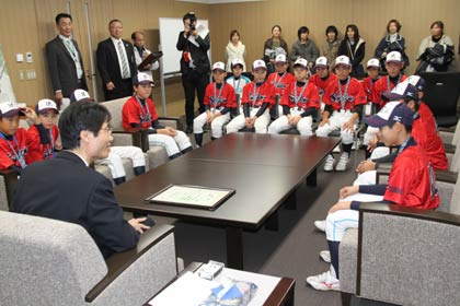 第1回東京ヤクルトスワローズカップ少年野球大会に燕市から出場、準優勝した吉田ジュニアクラブが鈴木力燕市長を訪問 