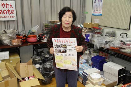 12月1日に開かれる第18回歳末たすけあいチャリティーバザーに向けて会場の燕市老人集会センターで寄付を受けた物品の確認、仕分けを行う燕ボランティア連絡協議会の竹野会長