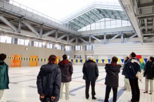 間もなく完成の第一中と嵐南小の一体型校舎を国定市長が視察