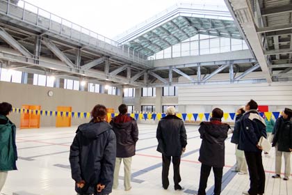 間もなく完成の第一中学校と嵐南小学校の一体型校舎を国定市長が視察
