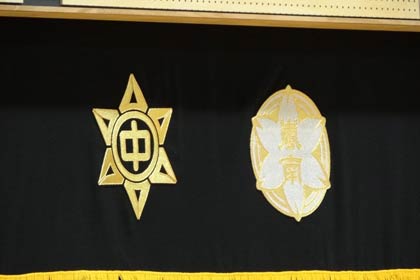  ＝体育館ステージに第一中と嵐南小の校章