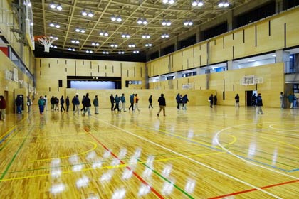体育館棟のアリーナ部分の広さは三条市総合体育館を上回る