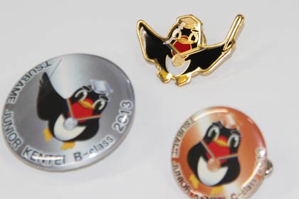 上が燕ジュニア検定Aクラス満点者に贈られる“つばけん博士”のバッジ、昨年はひとりも満点がいなかったが、ことしは6人が満点