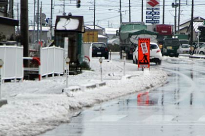 29日昼前、燕市水道町地内の歩道に残った雪