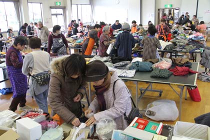  1日、燕市老人集会センターで開かれた第18回歳末たすけあいチャリティーバザ