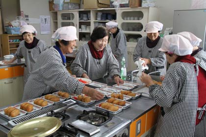 竹野会長をはじめ給食ボランティアのメンバーはいなり寿司を調理