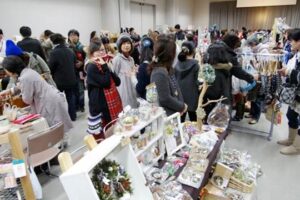 「カントリー＆クラフトフェスタVOL.12」は子ども連れや女性同士など幅広い世代の人が切れ目なしに訪れる