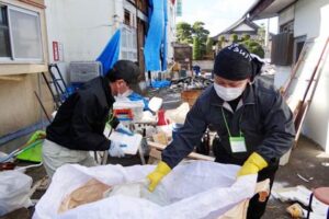 三条市が行った2回目の一時帰宅支援ボランティアで住宅の片付け作業を行うボランティア