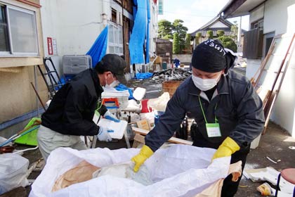  三条市が行った2回目の一時帰宅支援ボランティアで住宅の片付け作業を行うボランティア