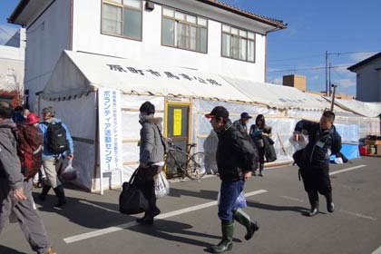 南相馬市小高区のボランティア活動センターに到着したボランティア