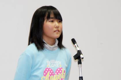  受賞者を代表して満点の粟生津小6年小嶋聖奈さんがあいさつ