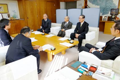  三条商工会議所、下田商工会、栄商工会の三条市内に3つの商工団体が国定三条市長に「三条市人にやさしい住環境整備促進等に対する支援」に関する要望