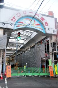 通行止めになったサンロード宮町の東端