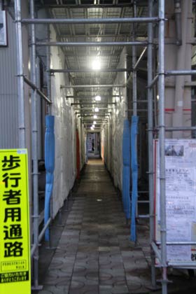 左側の歩道は通行可能