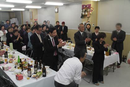 クリスマスイルミネーションの点灯式後に開かれた交流会