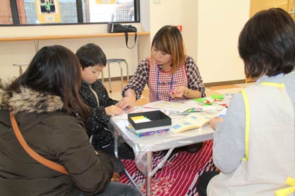 「108appyプロジェクト」の一環であいでん本町店「憩いの広場」で行われた「張り紙＆おりがみをしよう」