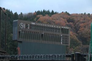 23日夜にクリスマスのメッセージを表示する三條機械スタジアムのスコアボード