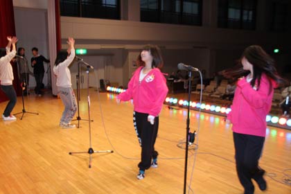 見附市の「えにしジュニア」の女子高校生4人による歌とダンスも