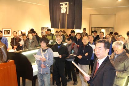 燕市産業史料館で開かれている燕物産株式会社展で捧社長の解説を聞く見学に訪れた社員