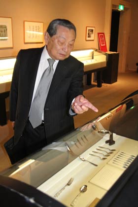  見学に訪れた山崎金属工業の山崎社長