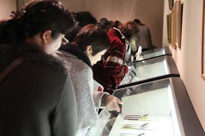  展示物に見入る社員